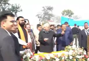 मोतिहारी में अनोखा नजारा: उद्घाटन के बाद योजनाओं के बोर्ड गिनने लगे नीतीश कुमार, अधिकारियों ने भी किया फॉलो