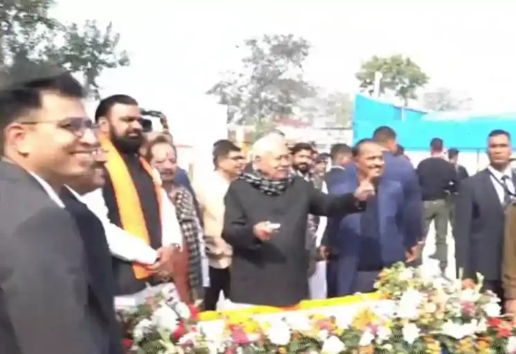 मोतिहारी में अनोखा नजारा: उद्घाटन के बाद योजनाओं के बोर्ड गिनने लगे नीतीश कुमार, अधिकारियों ने भी किया फॉलो