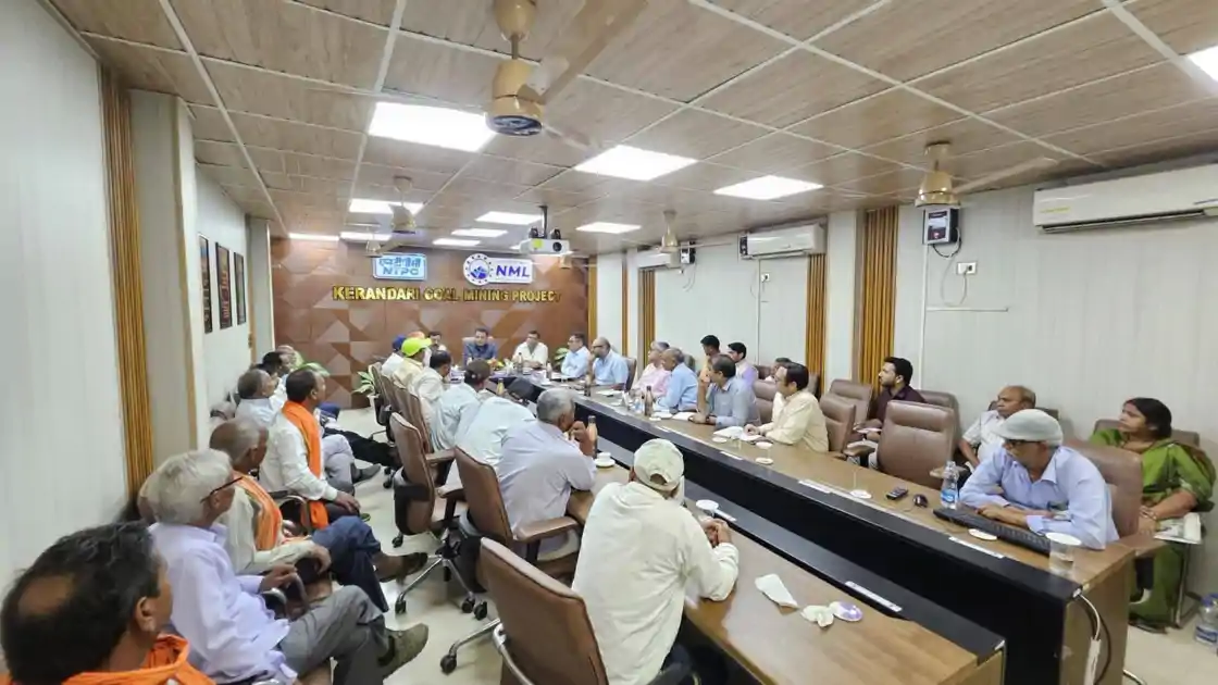 'न्यू बालेदवरी' के नाम से पूरे गांव को एक साथ बसाने की मांग, सांसद-विधायक की मौजूदगी में हुई बैठक