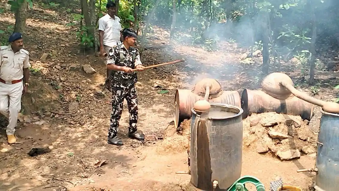 महुआ शराब के गोरखधंधे पर पुलिस का शिकंजा, जंगल में चल रही भट्ठी ध्वस्त 