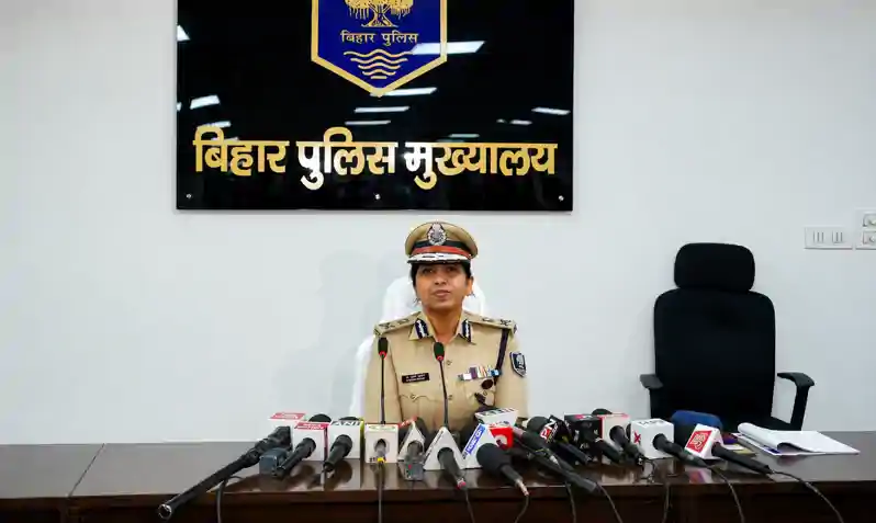 बिहार पुलिस ने कसी नकेल, सोशल मीडिया पर हथियार लहराने वालों पर कसा शिकंजा बिहार पुलिस ने कसी नकेल, सोशल मीडिया पर हथियार लहराने वालों पर कसा शिकंजा