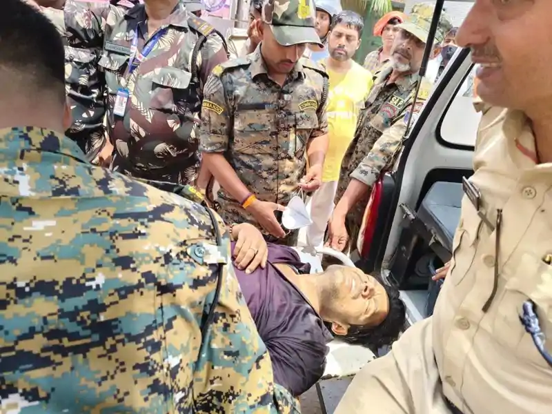 पुलिस पर पिस्टल तानने वाले को ठोक दिया, फेसबुक लाइव करते हुए भाग रहा था, दोनों पैरों में मारी गोली.... पुलिस पर पिस्टल तानने वाले को ठोक दिया, फेसबुक लाइव करते हुए भाग रहा था, दोनों पैरों में मारी गोली....