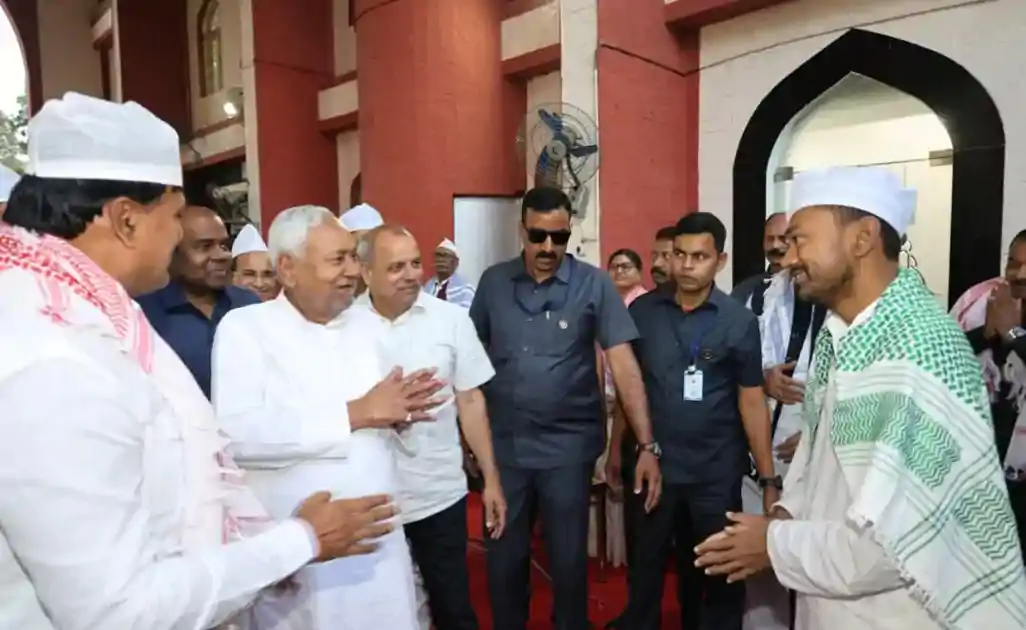 इफ्तार पार्टी में निशांत का सादगी भरा अंदाज़, मूंगफली उठाकर प्रणाम के बाद किया सेवन, पिता की तरह टोपी पहनी