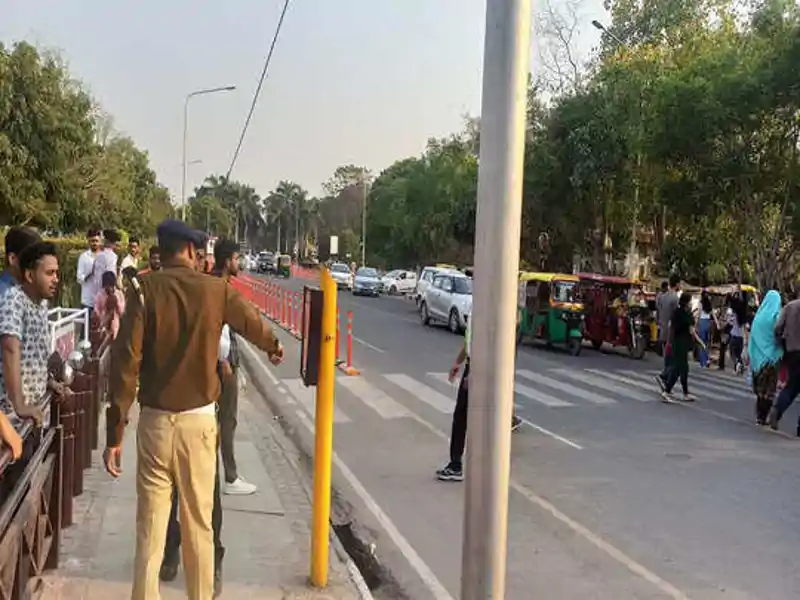 बटन दबाते ही रुकेगा ट्रैफिक, पटना में पैदल यात्रियों के लिए स्मार्ट सिस्टम तैयार, खुद-ब-खुद जलेंगी स्ट्रीट लाइटें पटना का ट्रैफिक