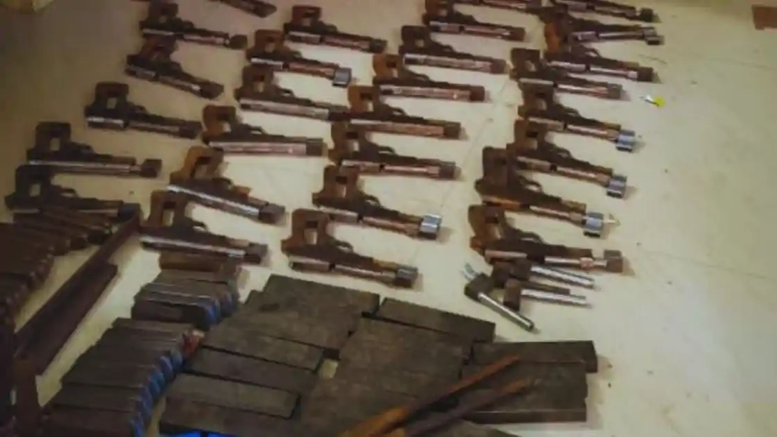 लखीसराय में अवैध मिनी गन फैक्ट्री का पर्दाफाश, बड़ी मात्रा में हथियार बरामद