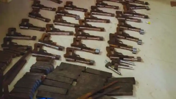लखीसराय में अवैध मिनी गन फैक्ट्री का पर्दाफाश, बड़ी मात्रा में हथियार बरामद