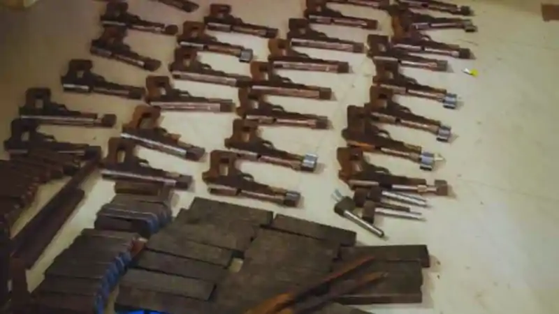 लखीसराय में अवैध मिनी गन फैक्ट्री का पर्दाफाश, बड़ी मात्रा में हथियार बरामद लखीसराय में अवैध मिनी गन फैक्ट्री का पर्दाफाश, बड़ी मात्रा में हथियार बरामद