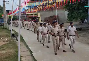 दुर्गापूजा को लेकर पुलिस का फ्लैग मार्च, सुरक्षा व्यवस्था को लेकर प्रशासन सतर्क