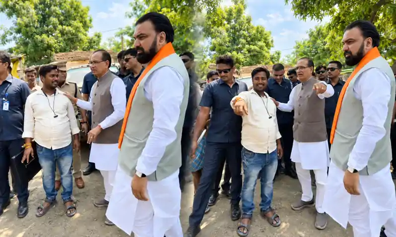 बाढ़ पीड़ितों का हाल जानने पहुंचे शिवराज और सम्राट, पूरी तरह मदद का दिया आश्वासन बाढ़ पीड़ितों का हाल जानने पहुंचे शिवराज और सम्राट, पूरी तरह मदद का दिया आश्वासन