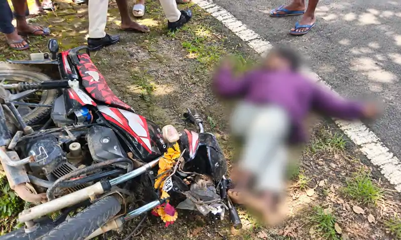 विश्वकर्मा पूजा के दिन पेड़ से टकराई बाइक, युवक की मौके पर ही मौत विश्वकर्मा पूजा के दिन पेड़ से टकराई बाइक, युवक की मौके पर ही मौत
