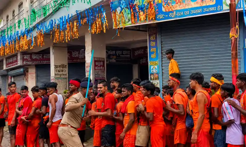 कांवड़ियों से अमर्यादित व्यवहार का वीडियो वायरल, दारोगा किशन कुमार निलंबित कांवड़ियों से अमर्यादित व्यवहार का वीडियो वायरल, दारोगा किशन कुमार निलंबित