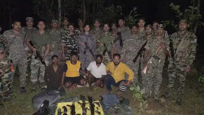 गुमला में JJMP पर बड़ा प्रहार, 5 लाख का इनामी कमांडर समेत 4 गिरफ्तार गुमला में JJMP पर बड़ा प्रहार, 5 लाख का इनामी कमांडर समेत 4 गिरफ्तार
