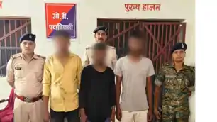 पुलिस की बड़ी कार्रवाई, हथियार और गांजा के साथ तीन गिरफ्तार पुलिस की बड़ी कार्रवाई, हथियार और गांजा के साथ तीन गिरफ्तार