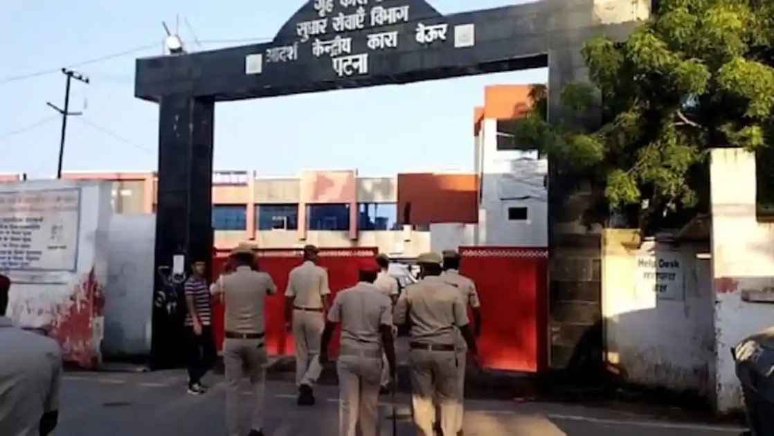 बिहार की जेलों में मोबाइल की 'होम डिलीवरी': अनंत सिंह वाली जेल में 15 हजार में बैरक तक पहुंच रहा मोबाइल, सम्राट की सख्ती के बाद भी नहीं थम रहा गैरकानूनी खेल