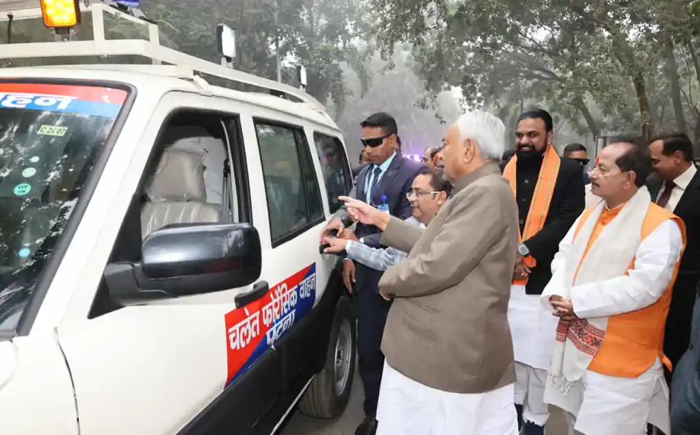 मुख्यमंत्री ने 34 मोबाइल फॉरेंसिक गाड़ियों को दिखाई हरी झंडी, अपराध जांच को मिलेगी हाईटेक रफ्तार