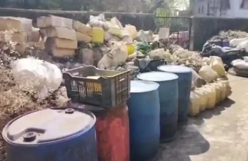 धनबाद में नगर निकाय चुनाव से पहले उत्पाद विभाग की बड़ी कार्रवाई, 400 लीटर अवैध महुआ शराब जब्त धनबाद में नगर निकाय चुनाव से पहले उत्पाद विभाग की बड़ी कार्रवाई, 400 लीटर अवैध महुआ शराब जब्त