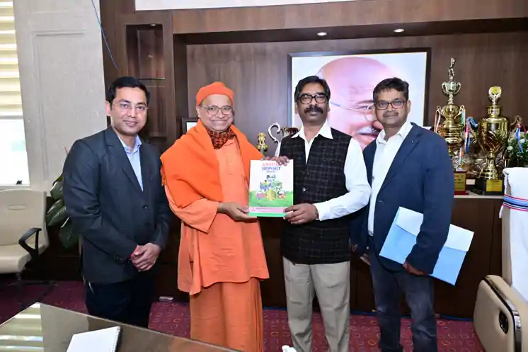 CM हेमंत सोरेन से मिले स्वामी भवेशानंद, कृषि मेले में शामिल होने का दिया निमंत्रण