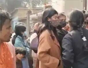 सामान लेने गई छात्राओं का शंभू हॉस्टल के बाहर हंगामा, बोली- 2 फरवरी से एग्जाम, किताब लेने नहीं दे रहे