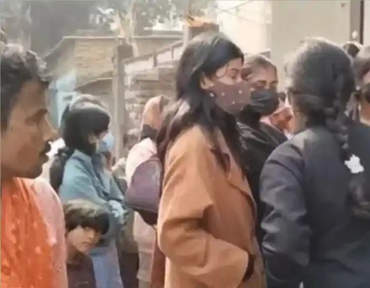 सामान लेने गई छात्राओं का शंभू हॉस्टल के बाहर हंगामा, बोली- 2 फरवरी से एग्जाम, किताब लेने नहीं दे रहे