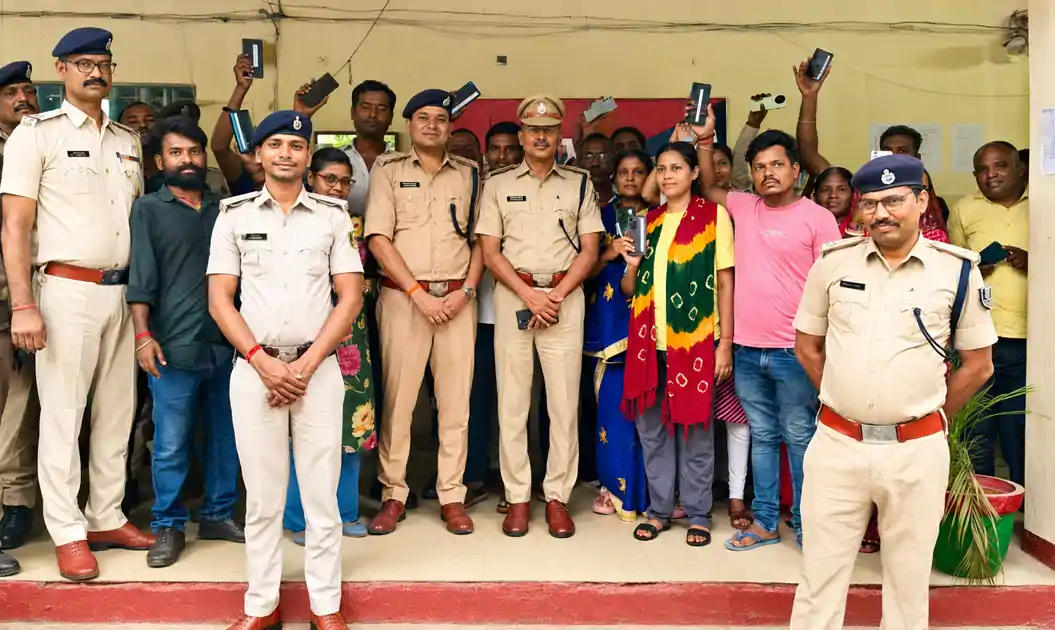 ऑपरेशन मुस्कान लाया चेहरे पर खुशियां, 26 लोगों को वापस मिले उनके खोए मोबाइल