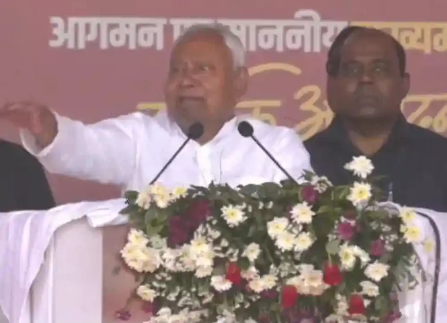 समृद्धि यात्रा में नीतीश का अंदाज़, महिलाओं को रोका, सम्राट के कंधे पर हाथ रख बोले—“आगे भी यही करेंगे”