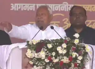 समृद्धि यात्रा में नीतीश का अंदाज़, महिलाओं को रोका, सम्राट के कंधे पर हाथ रख बोले—“आगे भी यही करेंगे”