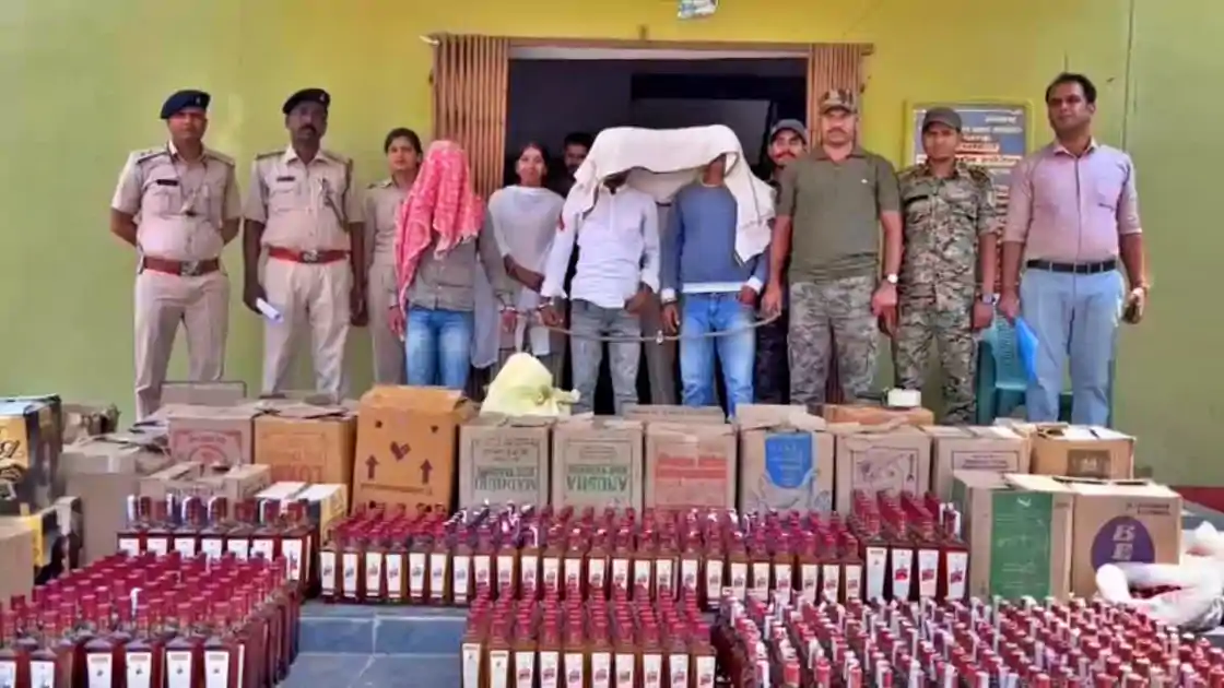 चतरा में नकली शराब फैक्ट्री का भंडाफोड़! 5 लाख की अवैध शराब जब्त, तीन गिरफ्तार