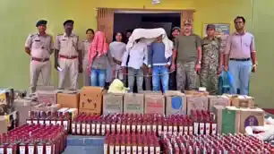 चतरा में नकली शराब फैक्ट्री का भंडाफोड़! 5 लाख की अवैध शराब जब्त, तीन गिरफ्तार