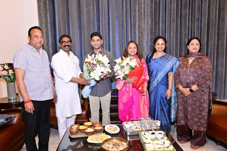 हटिया विधायक की पुत्री के आशीर्वाद समारोह में पत्नी संग शामिल हुए CM, नवदंपति को दी शुभकामनाएं