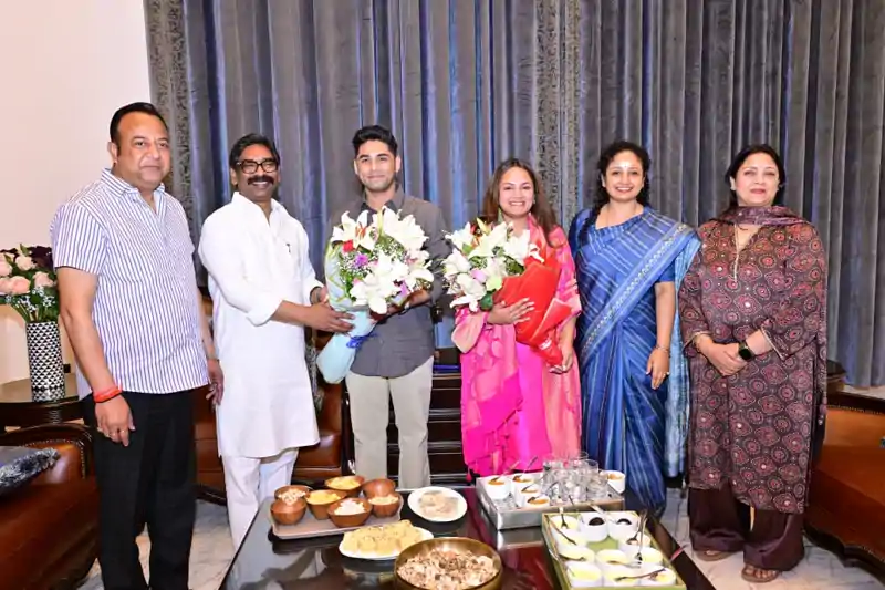 हटिया विधायक की पुत्री के आशीर्वाद समारोह में पत्नी संग शामिल हुए CM, नवदंपति को दी शुभकामनाएं हटिया विधायक की पुत्री के आशीर्वाद समारोह में पत्नी संग शामिल हुए CM, नवदंपति को दी शुभकामनाएं
