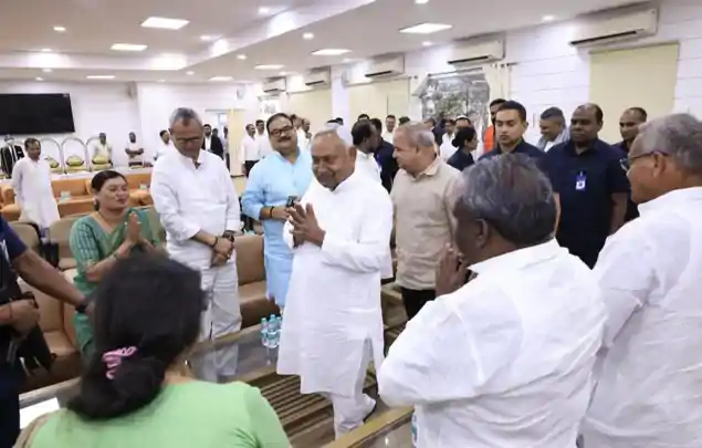 टोपी-गमछा पहन रोजेदारों के बीच बैठे निशांत, सबसे पीछे नजर आए नीतीश कुमार, इफ्तार में सादगी की झलक-