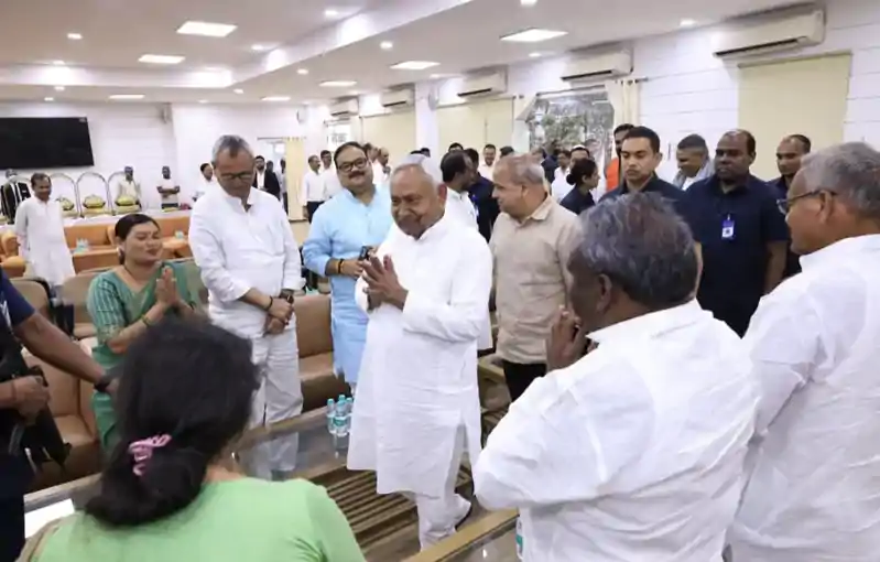 टोपी-गमछा पहन रोजेदारों के बीच बैठे निशांत, सबसे पीछे नजर आए नीतीश कुमार, इफ्तार में सादगी की झलक निशांत कुमार