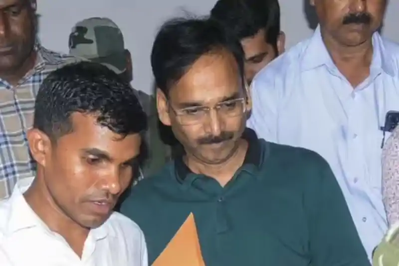 आय से अधिक संपत्ति मामले में निलंबित IAS विनय चौबे की जमानत याचिका पर सुनवाई आज आय से अधिक संपत्ति मामले में निलंबित IAS विनय चौबे की जमानत याचिका पर सुनवाई आज