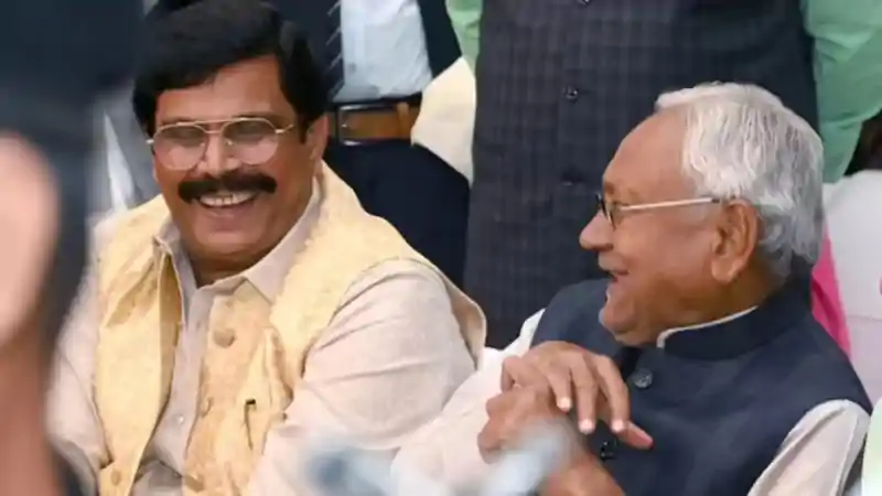 'तुम सरकार नहीं चलाओगे, चेतन आनंद चलाएगा' आनंद मोहन खूब गरजे, बोले-'नीतीश को जिंदा ही दफन कर दिया' 'तुम सरकार नहीं चलाओगे, चेतन आनंद चलाएगा' आनंद मोहन खूब गरजे, बोले-'नीतीश को जिंदा ही दफन कर दिया'