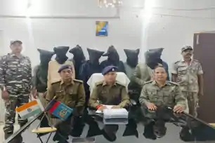 देवघर पुलिस के हत्थे चढ़े 8 साइबर अपराधी, कई मोबाइल और सिम जब्त