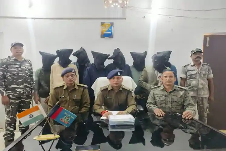 देवघर पुलिस के हत्थे चढ़े 8 साइबर अपराधी, कई मोबाइल और सिम जब्त