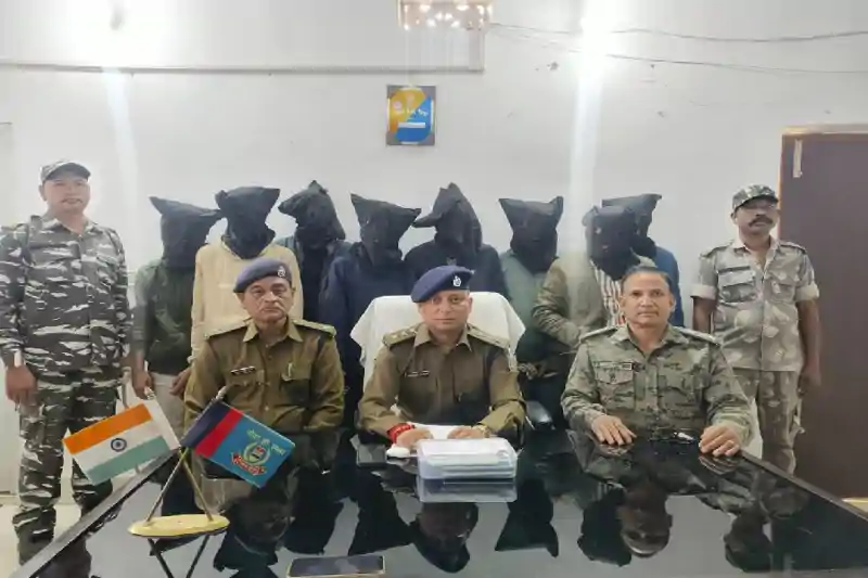 देवघर पुलिस के हत्थे चढ़े 8 साइबर अपराधी, कई मोबाइल और सिम जब्त देवघर पुलिस के हत्थे चढ़े 8 साइबर अपराधी, कई मोबाइल और सिम जब्त