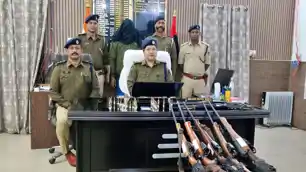 भागलपुर: नवगछिया पुलिस ने कुख्यात अपराधी सकला यादव को किया गिरफ्तार, भारी मात्रा में हथियार बरामद