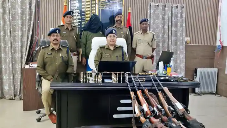 भागलपुर: नवगछिया पुलिस ने कुख्यात अपराधी सकला यादव को किया गिरफ्तार, भारी मात्रा में हथियार बरामद