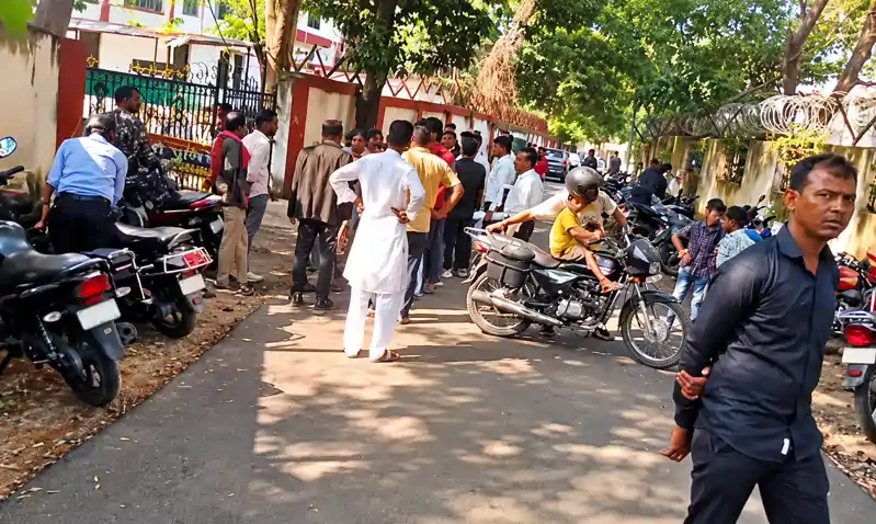 पति-पत्नी के झगड़े के बीच व्यवहार न्यायालय परिसर में मची अफरा-तफरी, दोनों में हुई हाथापाई