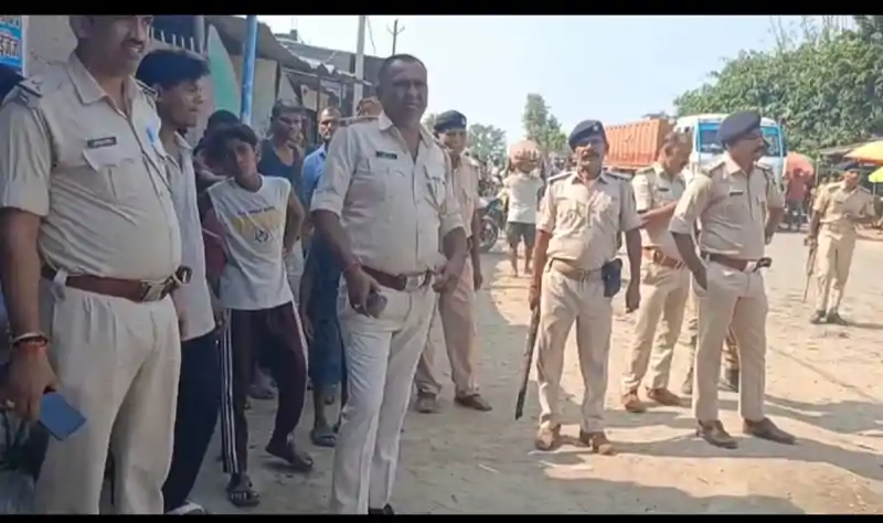 चाकूबाजी की घटना को लेकर ग्रामीणों का फूटा गुस्सा, आगजनी कर मुख्य सड़क को किया जाम, DM-SP... चाकूबाजी की घटना को लेकर ग्रामीणों का फूटा गुस्सा, आगजनी कर मुख्य सड़क को किया जाम, DM-SP...