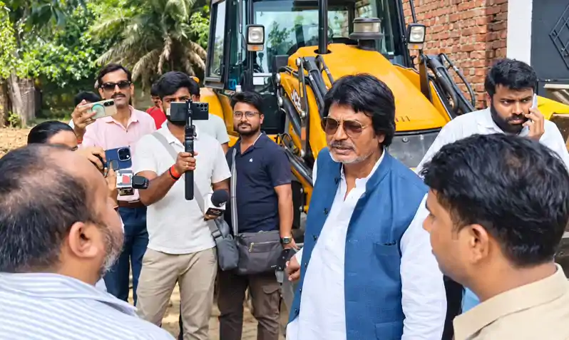 पूर्व मंत्री योगेंद्र साव के दावे वाली खास महल जमीन पर पांचवीं बार चला जेसीबी पूर्व मंत्री योगेंद्र साव के दावे वाली खास महल जमीन पर पांचवीं बार चला जेसीबी