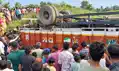 शराब से लदी ट्रक पलटी, लूटने की मची होड़, पुलिस पहुंची