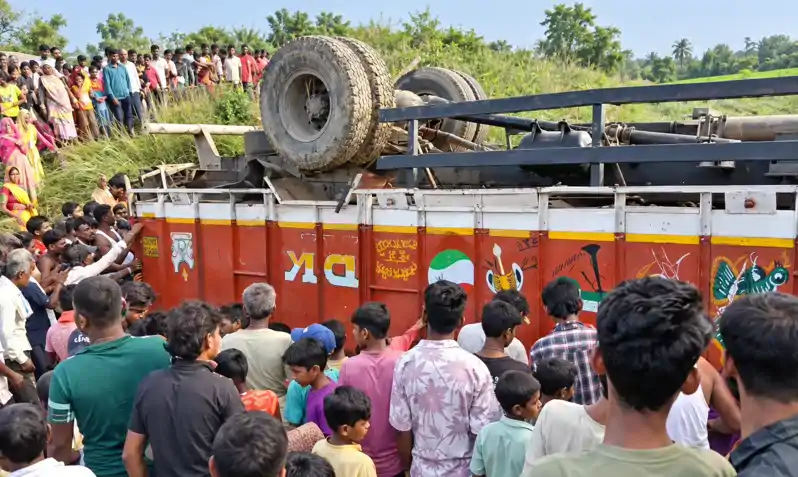 शराब से लदी ट्रक पलटी, लूटने की मची होड़, पुलिस पहुंची