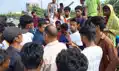 मारपीट के विरोध में ग्रामीणों ने किया सड़क जाम, ट्रक सवारों पर युवक से मारपीट का आरोप