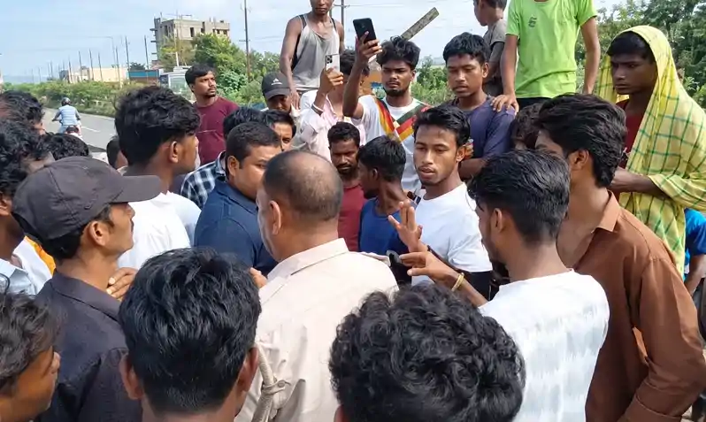 मारपीट के विरोध में ग्रामीणों ने किया सड़क जाम, ट्रक सवारों पर युवक से मारपीट का आरोप