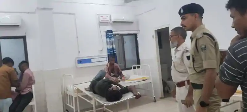 मूर्ति विसर्जन के दौरान ट्रक और ट्रैक्टर में भीषण टक्कर, एक की मौत, दर्जनों घायल, आक्रोशित लोगों ने ट्रक में लगाई आग