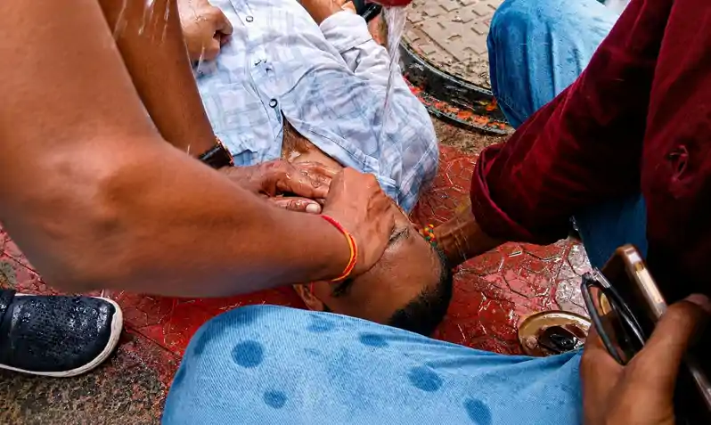 तेजस्वी के राजभवन मार्च में बेहोश हुआ समर्थक, अस्पताल में कराया गया एडमिट तेजस्वी के राजभवन मार्च में बेहोश हुआ समर्थक, अस्पताल में कराया गया एडमिट
