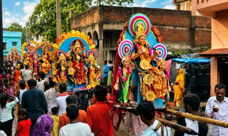 बारिश में भी नहीं डिगी आस्था, एक साथ निकलीं मां मनसा की 30 प्रतिमाएं, लगते रहे जयकारे बारिश में भी नहीं डिगी आस्था, एक साथ निकलीं मां मनसा की 30 प्रतिमाएं, लगते रहे जयकारे