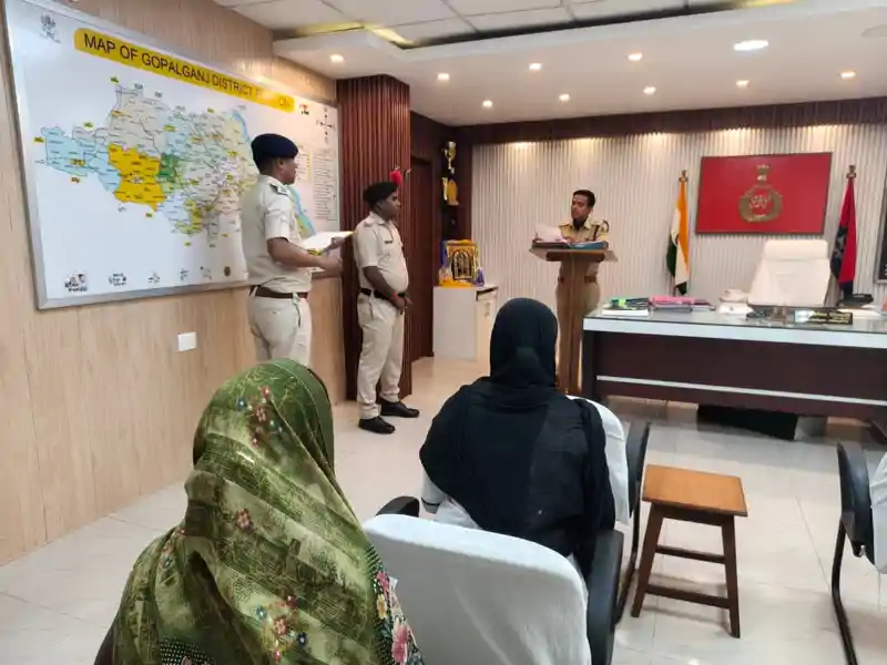 खाकी हुई दागदार: गोपालगंज में जादोपुर थानाध्यक्ष समेत 4 गिरफ्तार, निर्दोषों को हाजत में बंद कर ऐंठ रहे थे पैसे खाकी हुई दागदार: गोपालगंज में जादोपुर थानाध्यक्ष समेत 4 गिरफ्तार, निर्दोषों को हाजत में बंद कर ऐंठ रहे थे पैसे